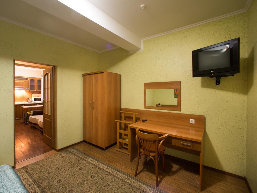 Gala Hotel Kamianets-Podilskyi Phòng bức ảnh
