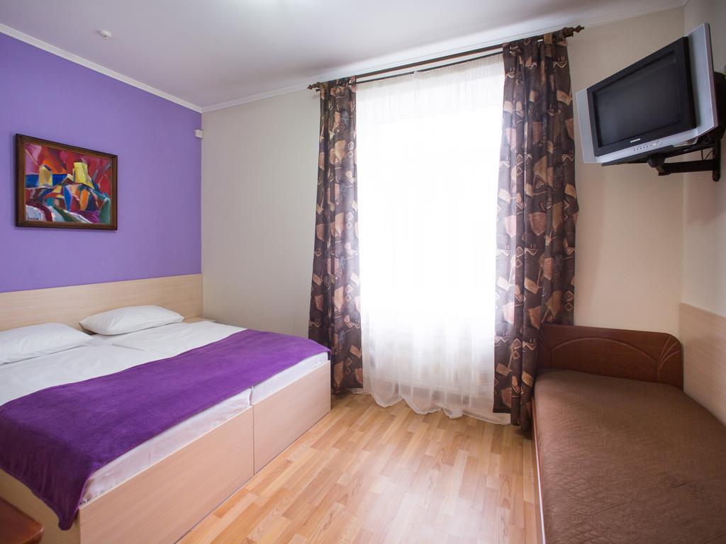 Gala Hotel Kamianets-Podilskyi Phòng bức ảnh